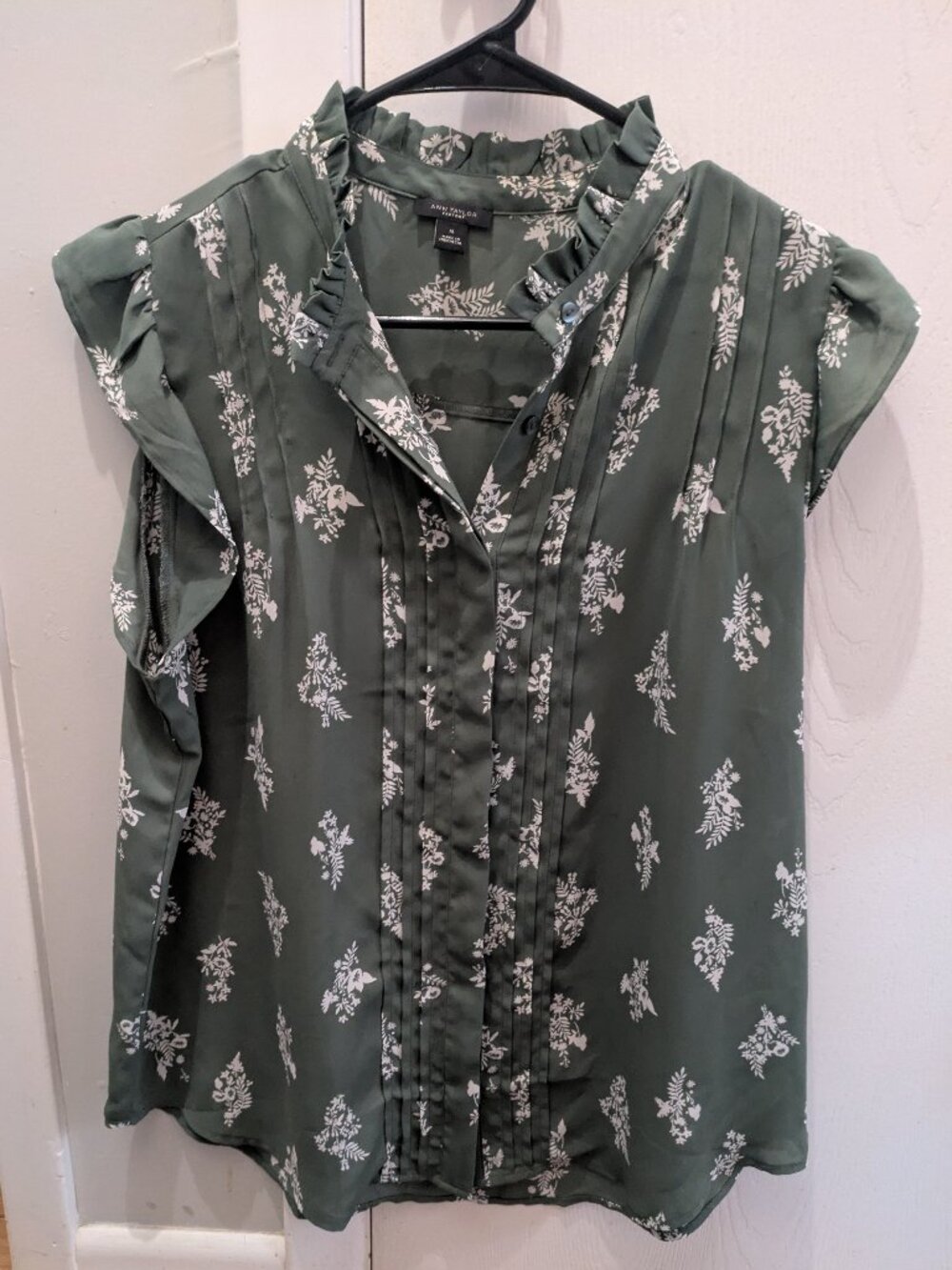 Ann Taylor Factory Green Floral Sleevless Button Front Blouse Size Medium
